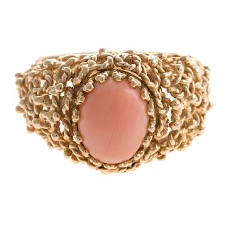 A Ladies Vintage Angel Skin Coral Ring in 14K