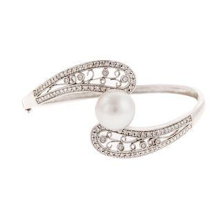 A Ladies South Sea Pearl & Diamond Bracelet in 18K