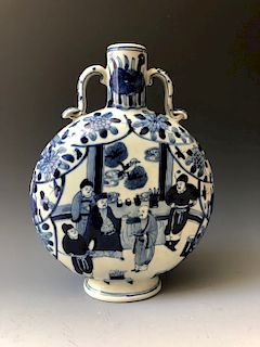 A CHINESE ANTIQUE  BLUE AND WHITE FIGURES MOONFLASK VASE. MARKED