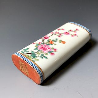 A CHINESE ANTIQUE FAMILL ROSE PORCELAIN PEN REST, MARKED.