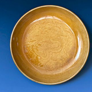 A CHINESE ANTIQUE YELLOW GLAZED DRAGAN PLATE 
