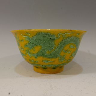 CHINESE YELLOW BOWL WITH DRAGONS - QIANLONG MARK