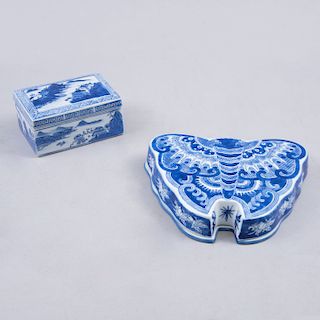 Lote de alhajeros. China, siglo XX. Elaborados en porcelana con detalles en azul cobalto. Decorados con motivos orgánicos. Piezas: 2