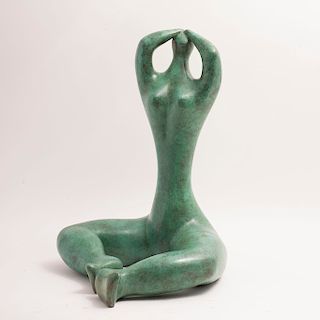 Figura femenina. Siglo XX. Fundición en bronce con pátina verde. Firmado (no identificada)