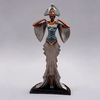 Firmado Daniel. Escultura de mujer. Estilo Art Déco. Fundición en bronce patinado, 346/750. Marcado ICARUS y fechado 1991.