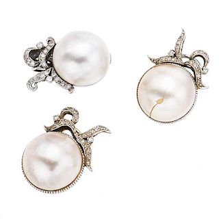 Anillo y par de aretes con media perla y diamantes en plata paladio. 3 medias perlas cultivadas color crema de 18 mm. 55 diamant...