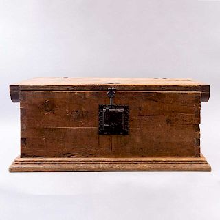 Baúl. Siglo XX. Elaborado en madera con aplicaciones de herrería, acabado rústico, con llave. 41.5 x 98 x 44 cm.