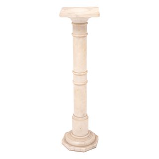Columna pedestal. Origen Europeo, Siglo XX. Estilo dórico amoldurado. Labrado y pulido de mármol blanco.