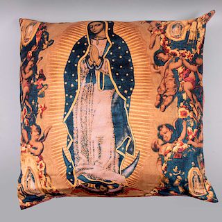Almohada Vírgen de Guadalupe. Diseño de Pineda Covalín. En seda estampada con terciopelo. 70 x 70 cm