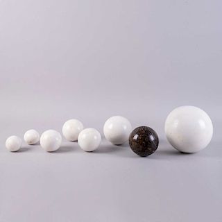 Juego de esferas decorativas. Siglo XX. Elaboradas en alabastro y una en mármol. 15 cm de diámetro (mayor). Piezas: 8
