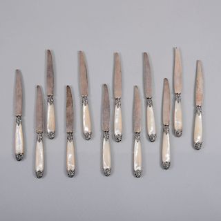 Juego de cuchillos. Inglaterra, principios del siglo XX. Con aplicaciones de plata baja y mangos de concha nacar. Piezas: 12