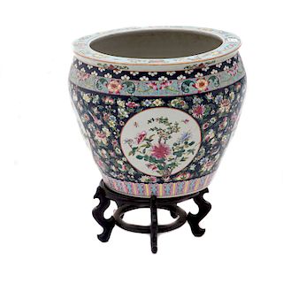 Pecera. China, Siglo XX. Elaborada en porcelana, diseño de doble cenefa, decorada con motivos florales con base.