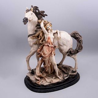 Escultura de musa con caballo. Siglo XX. Elaborada en pasta policromada con base de madera escalonada.