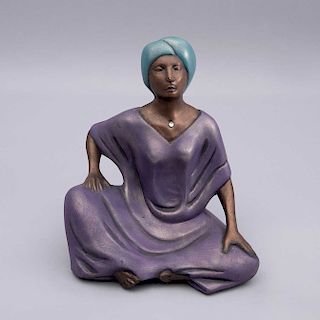 Mujer con tocado. Siglo XX. Elaborada en cerámica policromada. 24 cm de altura.