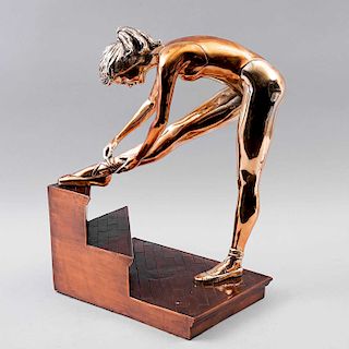 Federico Cardona Amezcua.Escultura de bailarina. Elaborada en resina con electrobaño de cobre y acabado cromado color dorado, 112/250.