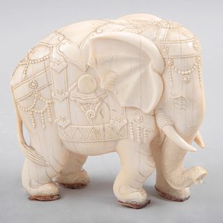 Elefante. India, siglo XX. Talla en marfil con esgrafiados. 13 x 13.5 x 5.5 cm
