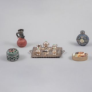 Lote mixto de artículos decorativos miniatura. México, India y otros, siglo XX. Consta de: Charola de plata Sterling. Piezas: 11