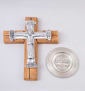 Cristo en la Cruz y plato decorativo. Siglo XX. Elaborados en pewter, cruz en acabado apolillado. Piezas: 2