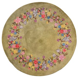 Tapete. China, siglo XX. Estilo Pekín. Diseño circular. Elaborado en fibras de lana con cenefa floral sobre fondo verde.