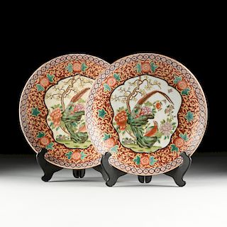 A PAIR OF CHINESE IMARI STYLE PARCEL GILT AND POLYCHROME PAINTED CHARGERS, MODERN,