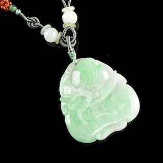 A NATURAL CARVED JADE PENDANT NECKLACE,