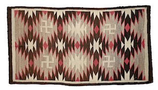 A NATIVE AMERICAN CRYSTAL TRADING POST STYLE BUTTERFLY AND WHIRLING LOG RUG, EARLY 20TH CENTURY,