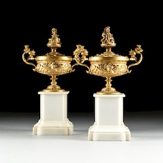 A PAIR OF ITALIAN NEOCLASSICAL STYLE GILT BRONZE LIDDED TAZZA URNS ON STAND, MID/LATE 19TH CENTURY,