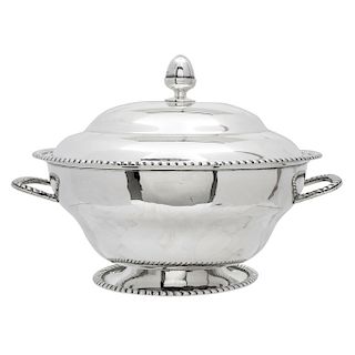 SOUP TUREEN. MEXICO, 20TH CENTURY. Sterling 0.925 Silver, Brand GH VILLAN. Smooth design with pressed edges. 