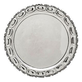 SALVER. MEXICO, 20TH CENTURY. Sterling 0.925 Silver. Circular design with pressed edges. Decorated with vegetal details. 