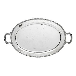 TRAY. MEXICO, 20TH CENTURY. Sterling 0.925 Silver, Brand: JLR (JUVENTINO LÓPEZ REYES). Oval design with pressed edges. 