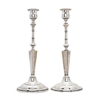 A PAIR OF CANDLESTICKS. MEXICO, 20TH CENTURY. Sterling 0.925 Silver. Smooth geometric designs. 