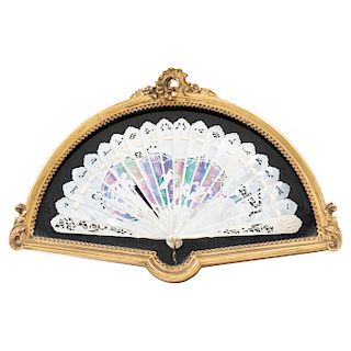 FAN. BEGINNIG OF THE 20TH CENTURY. Linkage carved and openwork in mother-of-pearl. Decored with a scene of a lady in carriage. Framed. 