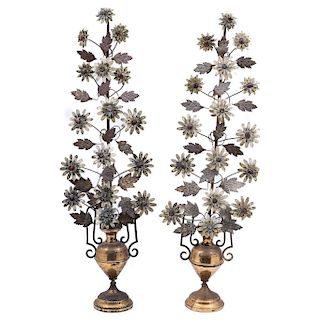 A PAIR OF CANDLES HOLDERS. MEXICO, BEGINNIG OF THE 20TH CENTURY. Brass and copper metal. Decorated with floral motifs.  