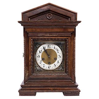 MANTEL CLOCK. GERMANY, FIRST HALF OF THE 20TH CENTURY. Brand JUNGHANS. Carved wood. 