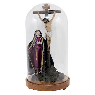 MYSTERY: THE VIRGIN LAMENTS IN FRONT OF THE CRUCIFIED CHRIST. MEXICO, BEGINNING OF THE 20TH CENTURY. Polychrome wood and fabric. Glass cover.
