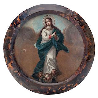 MEDALLION WITH FRAGMENTS OF OUR LADY OF THE IMMACULATE CONCEPTION. MEXICO, 18TH CENTURY. Oil on metal plate. 