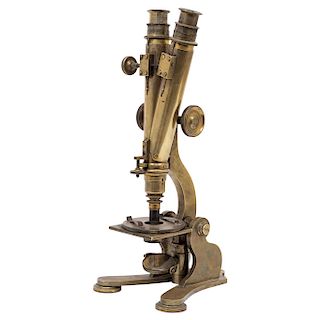 MICROSCOPE. 19TH CENTURY. Bronze and brass. With eyepieces and mirror. 