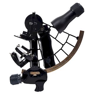SEXTANT. GERMANY, 20TH CENTURY. Brand CARL PLATH. Bronze and metal. It conserves glass filters and mirror. With wooden case.