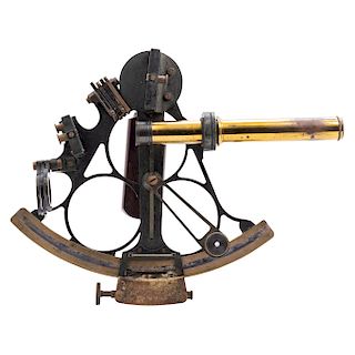 SEXTANT. USA, CA. 1900. Brass with wooden index arm. Marked: "UNITED STATES SHIPPING BOARD". It conserves glass filters and mirror. With case.