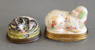 Two Bonbonniere boxes including porcelain chantilly style chinoiserie snuff box, possibly Samson with red hunting horn mark, model o...