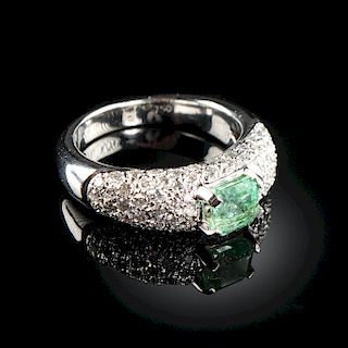 AN 18K WHITE GOLD, EMERALD, AND DIAMOND LADY'S RING,