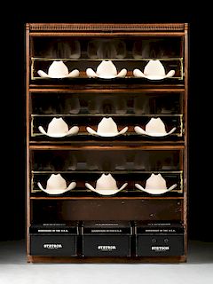 A MERCHANT'S COWBOY HAT CURVED GLASS OAK DISPLAY CASE, AMERICAN, LATE 19TH/EARLY 20TH CENTURY,