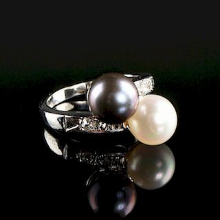 A 14K WHITE GOLD, PEARL, AND DIAMOND LADY'S BYPASS RING,