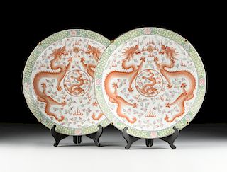 A PAIR OF EXPORT QING DYNASTY (1644-1912) STYLE ENAMELED GILT PORCELAIN CHARGERS, MID/LATE 20TH CENTURY,