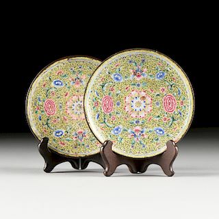 A PAIR OF CHINESE EXPORT YELLOW GROUND ENAMELED COPPER PLATES, QING DYNASTY (1644-1912), 18TH CENTURY,