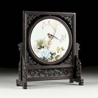 A CHINESE EXPORT FAMILLE ROSE PORCELAIN PLAQUE ON STAND, MODERN,