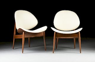 A PAIR OF MID CENTURY MODERN WALNUT "OYSTER" LOUNGE CHAIRS, CIRCA 1965,