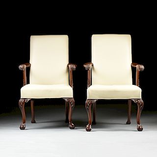 A PAIR OF GEORGE II (1727-1760) STYLE MAHOGANY LEATHER UPHOLSTERED ARMCHAIRS, MODERN,