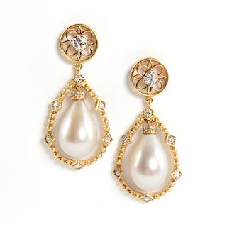A PAIR OF 18K YELLOW GOLD, PEARL, AND DIAMOND LADY'S EARRINGS,
