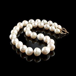AN 18K YELLOW GOLD AND PEARL LADY'S NECKLACE,